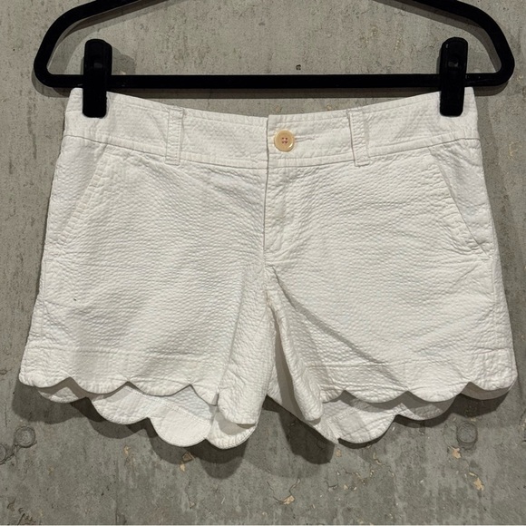 Lilly Pulitzer Size 0 White Buttercup Scalloped Shorts Stretch Preppy Resort - Picture 1 of 8